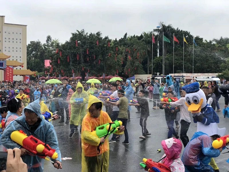 东坑“*身卖**节”,竟有女生被“射”到需要叫安保人员带离现场!