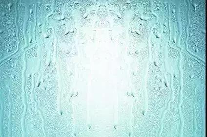 房子玻璃起雾有水珠怎么处理,冬天室内窗户玻璃冷凝水怎么解决