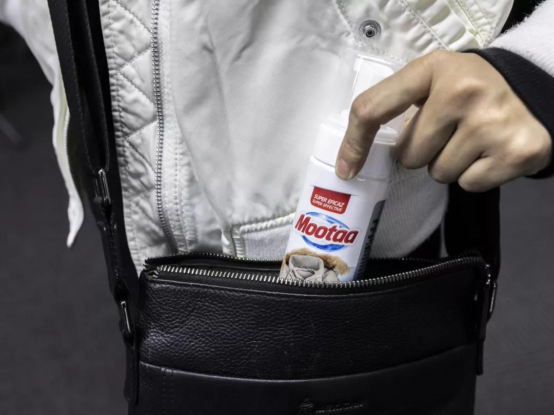 羽绒服脏了不用洗用它一喷就干净,羽绒服清洁污渍黑科技