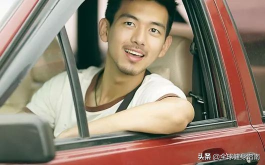 杨紫主动献吻的肌肉男有多帅？圈妹上亿，经历堪称翻版彭于晏