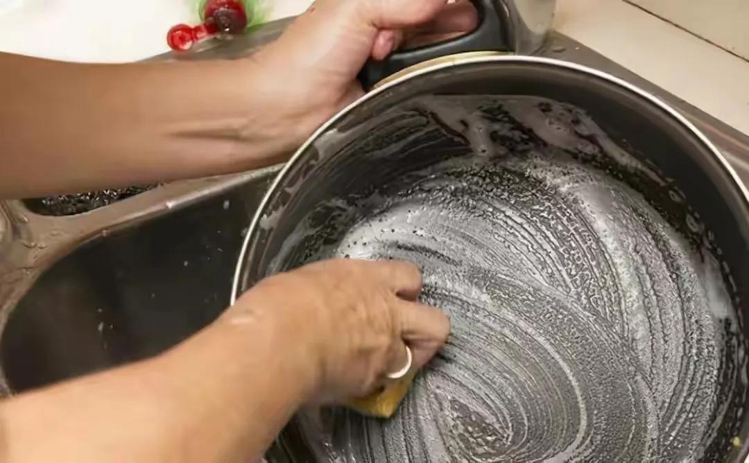 锅底用久了变黑怎样清洗,锅底黑垢不要用钢丝球擦