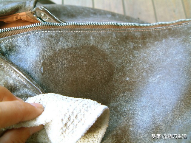 毛料衣服发霉怎么洗掉霉斑,发霉发黄的衣服怎么洗掉霉斑