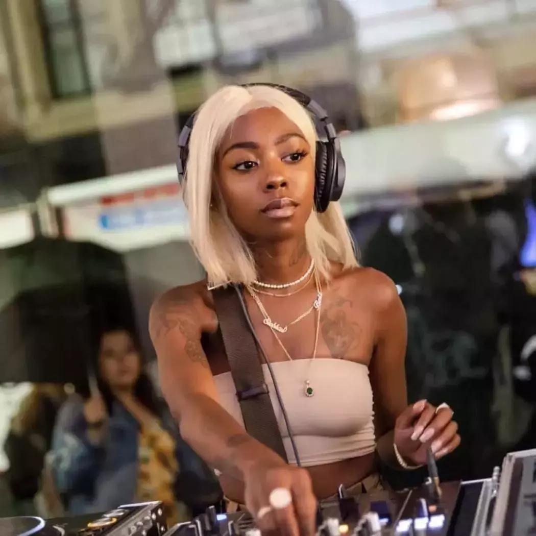 除了那位「E奶」女孩以外,DJ圈还有许多值得关注的小姐姐存在！