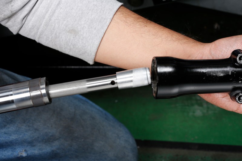 摩托车前叉校正最简单的方法,摩托车维修技师技能培训