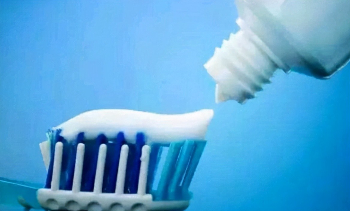 油渍弄到衣服上怎么洗生活小妙招,衣服上的机器油渍怎么洗才能洗掉