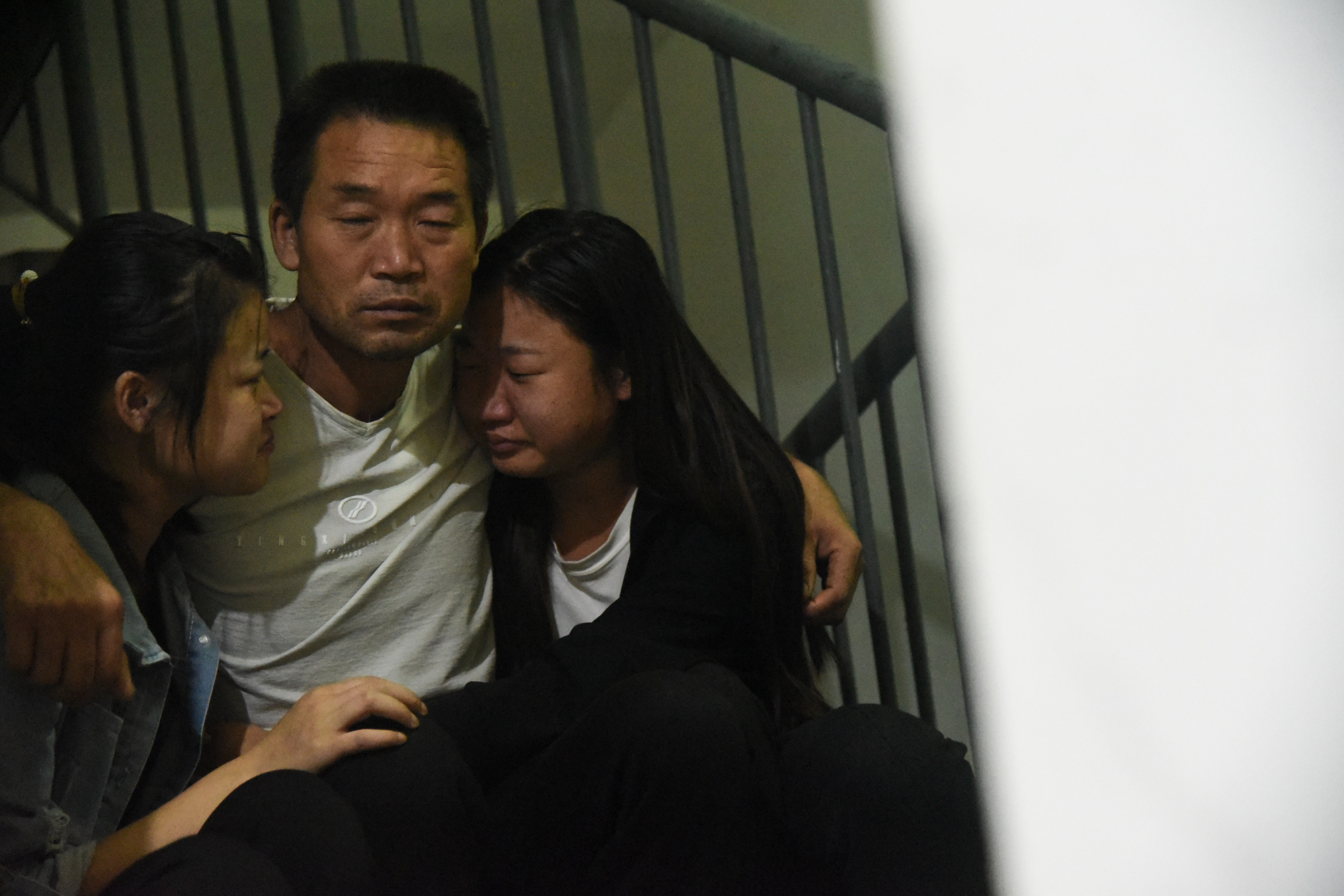 身患绝症姐姐们后悔,姐妹患重病好心大姐照顾她们