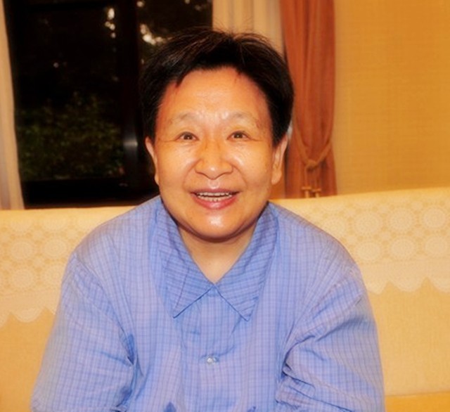 2018年，刘思齐儿子，女儿纪念主席诞辰125周年，表情严肃凝重