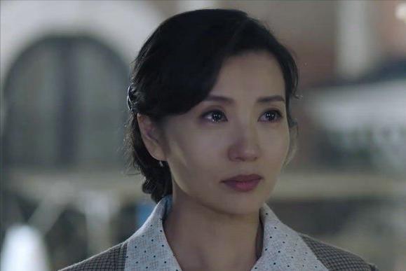 陈好身穿深蓝色礼服亮相,陈好最新穿衣图