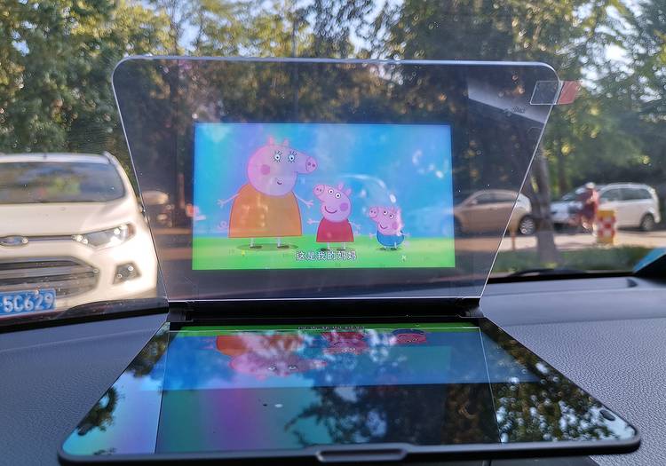 百路达HUD：听歌追剧看小猪佩奇？这才是车载导航的正确打开方式