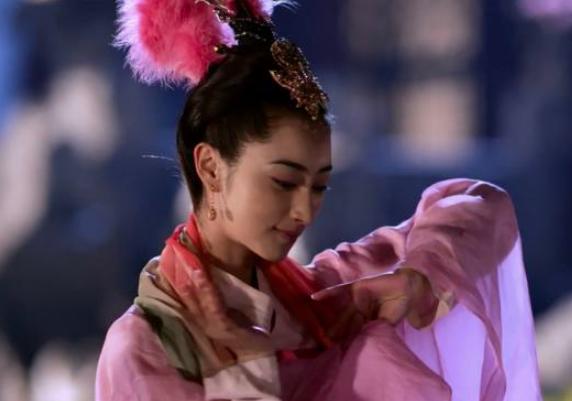 从灰姑娘逆袭成倾世皇妃的张丽华，貌若天仙却背上红颜祸水的骂名