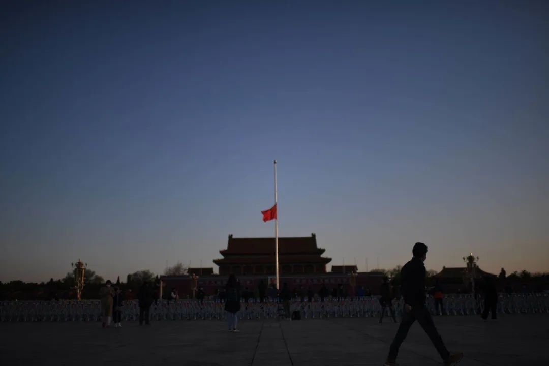 *安门天**广场时隔十年再下半旗，为留在寒冬里的他们