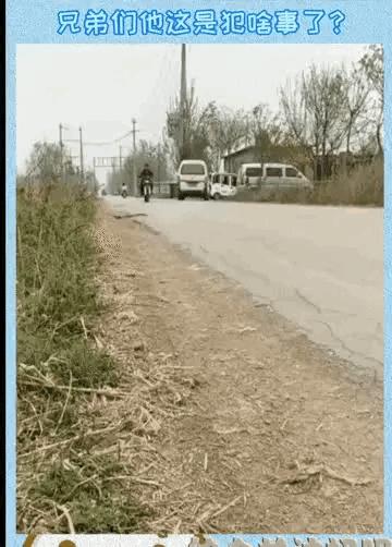 穿恨天高坐地铁的社死现场,两位男士都不忍看这次“崴脚表演”