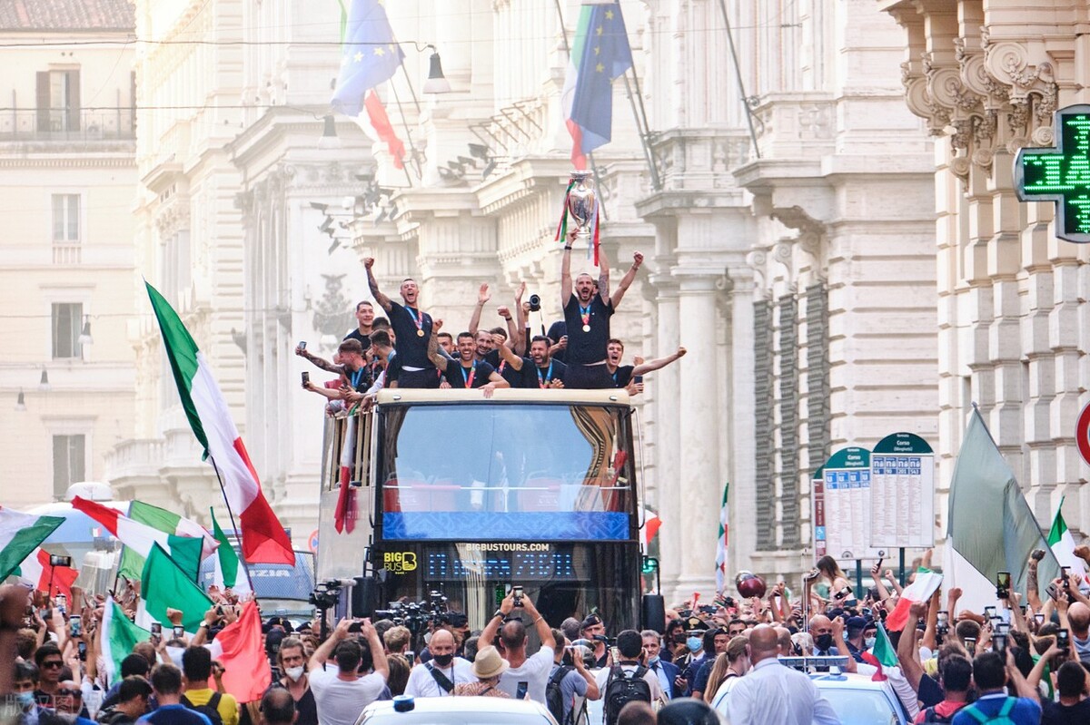 罗马夺冠狂欢,意大利罗马夺冠游行
