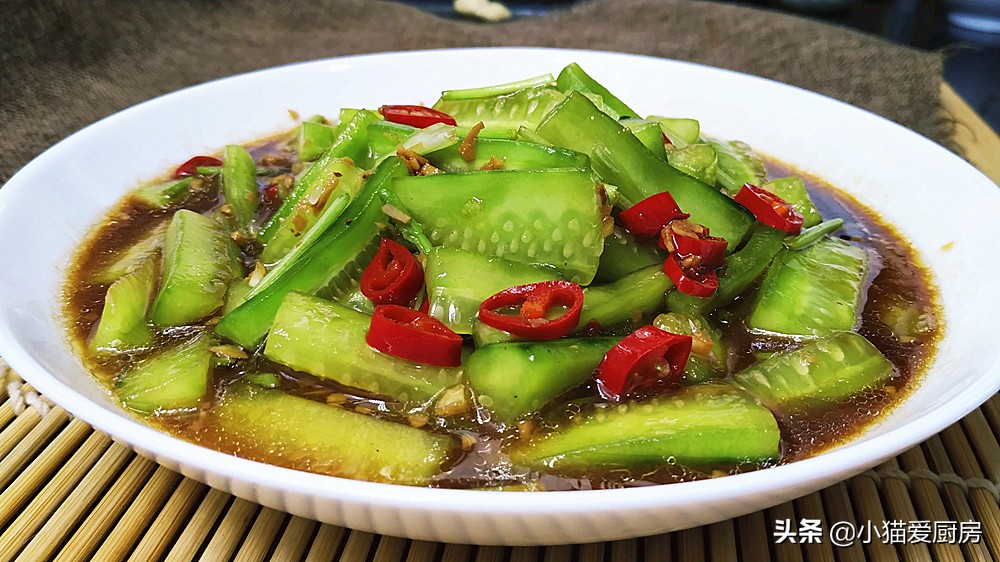 10分钟快速腌黄瓜条,酱黄瓜条怎么腌又脆又好吃