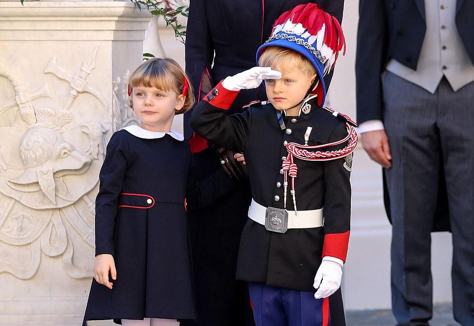 摩纳哥小王子敬礼萌翻了！5岁穿制服模仿老爸，金发碧眼摆厌世脸