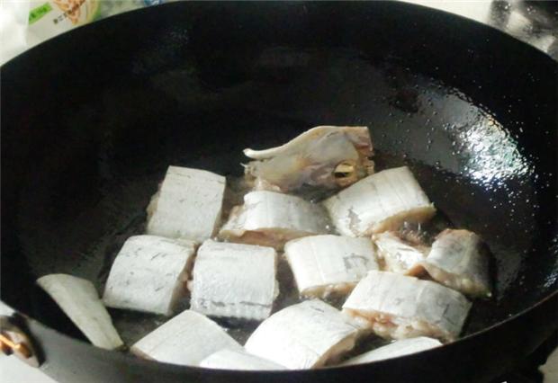 上海带鱼怎么煎不粘锅不破,干煎带鱼不粘锅的做法