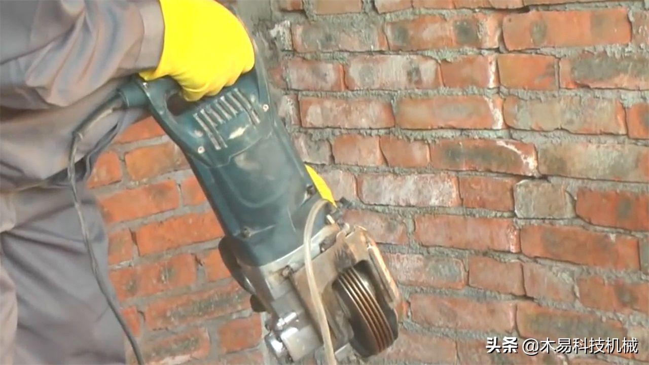 大叔研发“开槽神器”，每分钟8000转，90度角都能一次切完