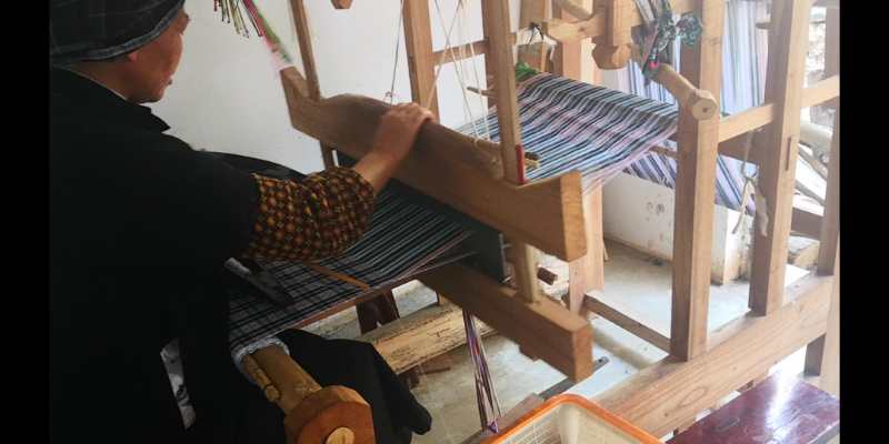 兴仁农商银行：“贷”动“织女”编织幸福生活