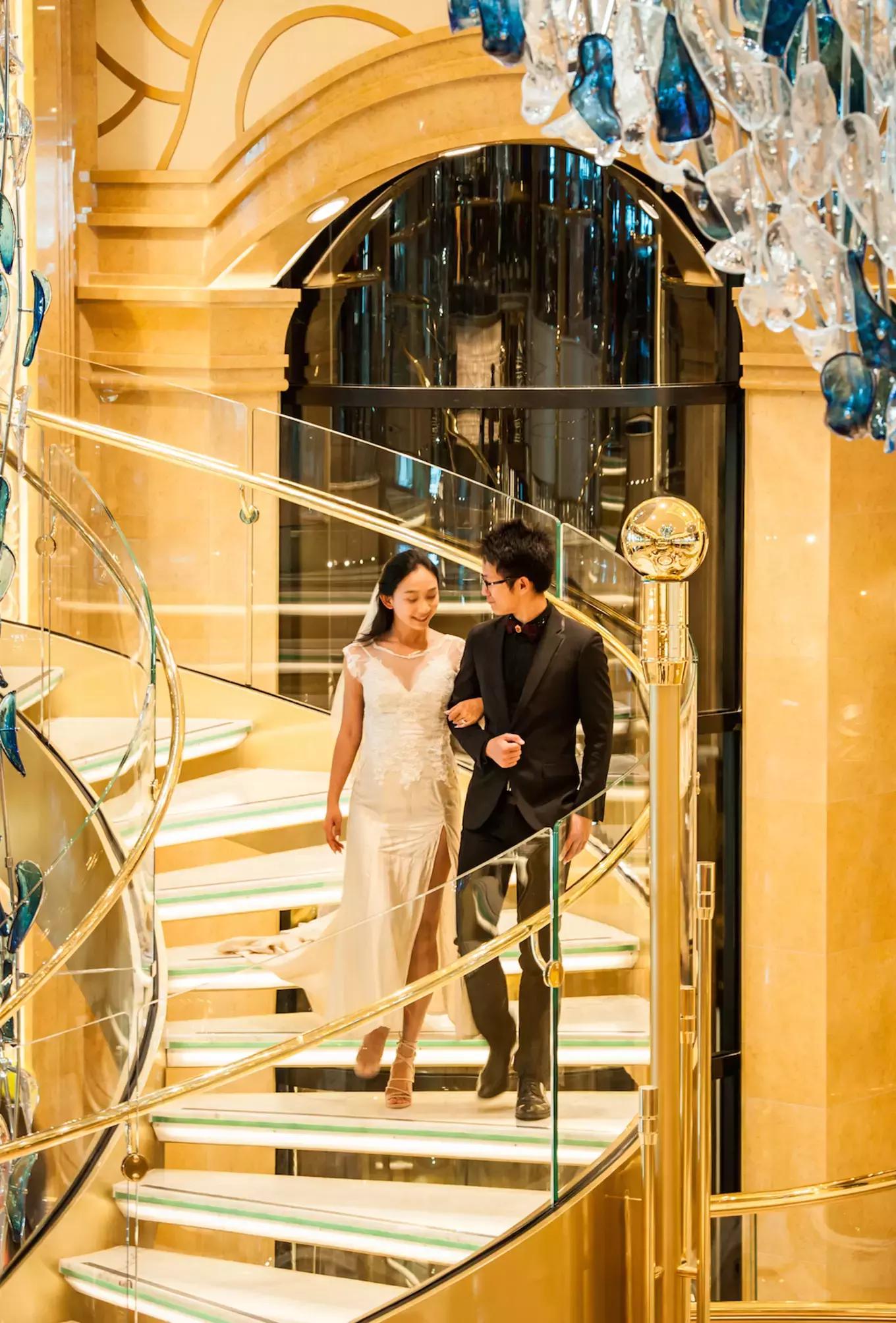 环球蜜月的小两口，免费上了一座价值8亿欧元的邮轮