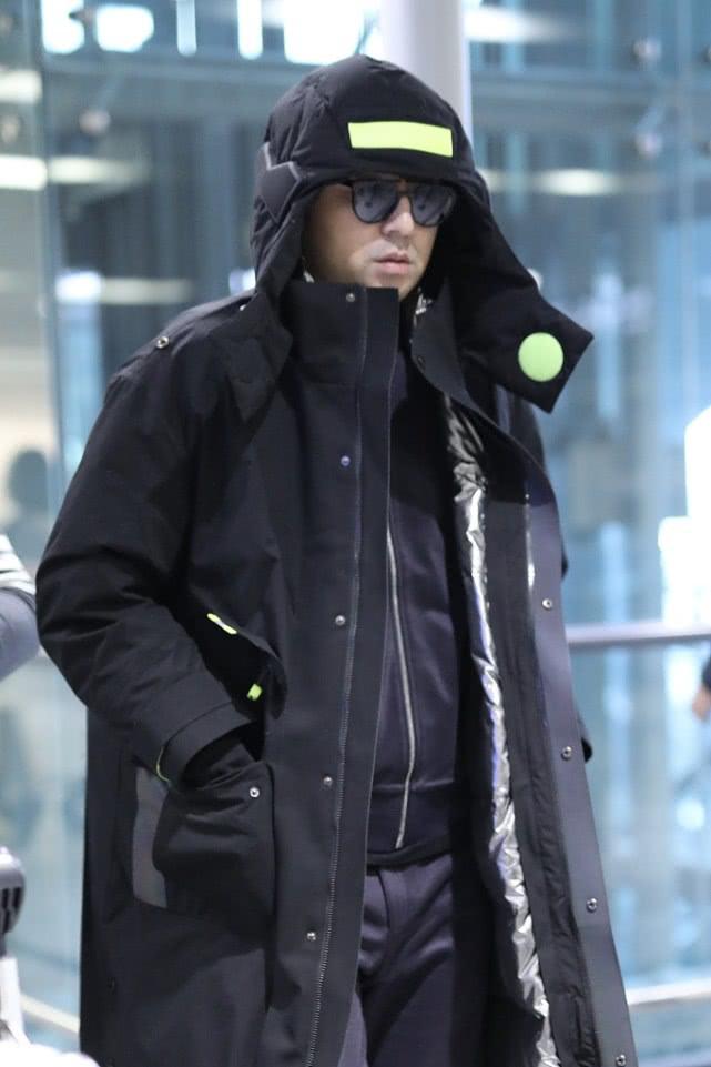 雷佳音全黑look走机场，184的身高却有“锥子腿”，不看脸似男模