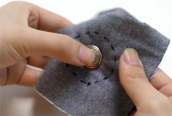 牛仔裤的扣子怎么修补,牛仔裤的扣子怎么弄掉图解