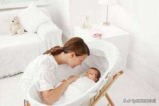 妈妈给孩子穿的袜子,妈妈给小宝宝穿两双袜子