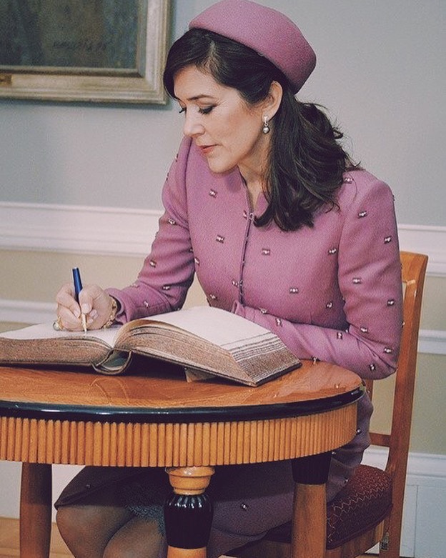 王室女性成员签名照:女王贵气,莱后最霸气,最优雅当属戴妃