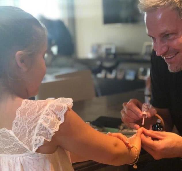 小七剪短发变美少女,小七剪短发