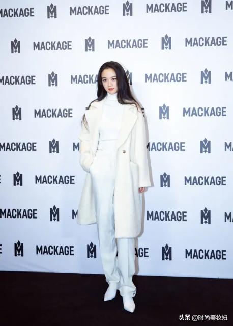 汤唯身材真丰满,穿深V衬衫配半身裙真空上阵,“夹腿坐”真养眼