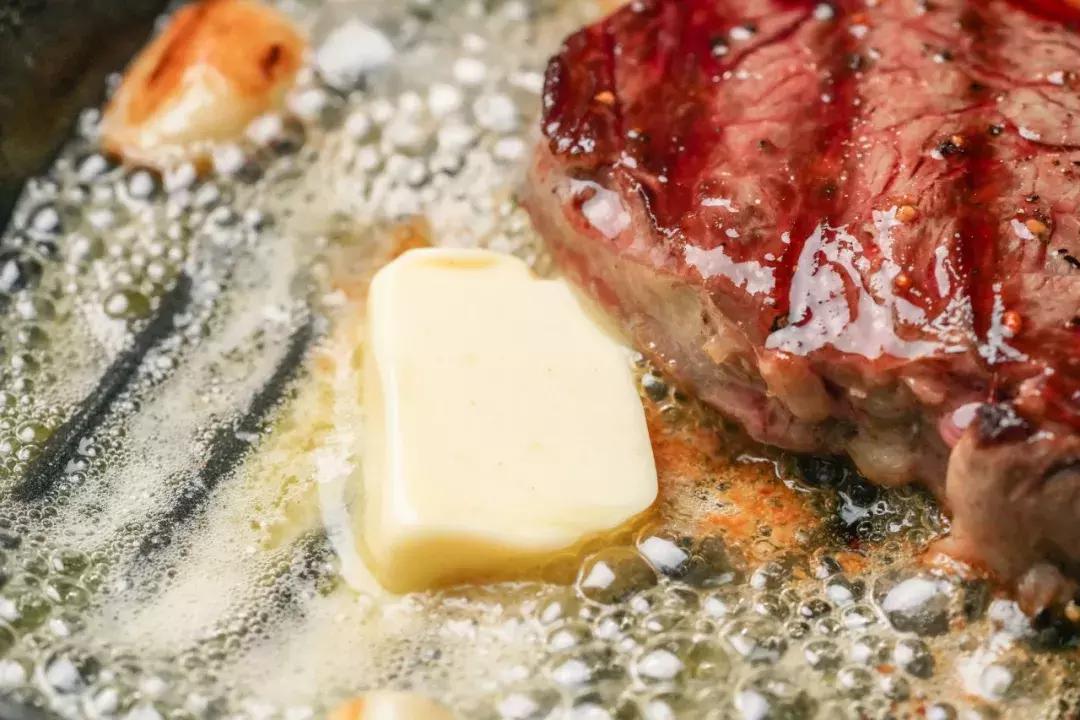 在家做牛排比西餐厅还好吃试试吧,在家也能做出美味的牛排的说说