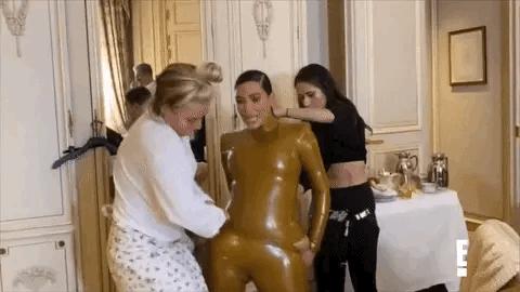 卡戴珊为好看不上厕所,穿“乳胶衣”生拉硬拽,臀大胯宽总是卡住