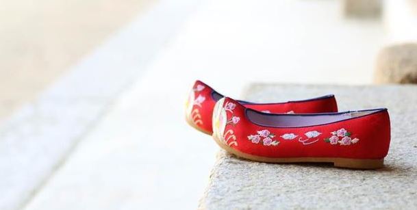 古人穿的鞋子为什么有屐齿,古代人的鞋子前面为什么会翘起来