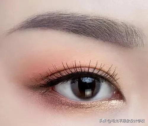 宽眼距塌鼻梁如何靠化妆逆袭？