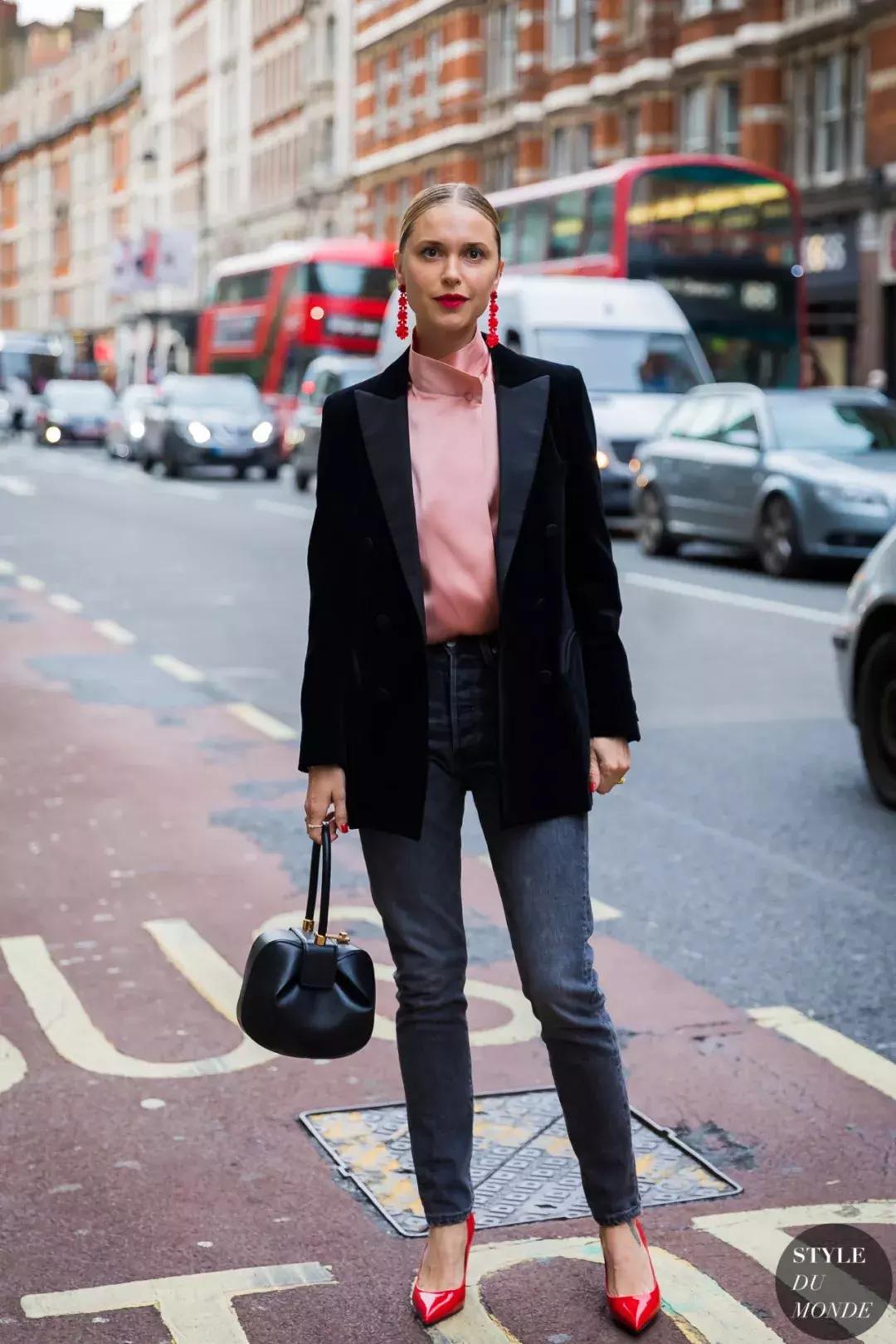 丝绒打底秋冬高级感 (今年秋冬丝绒要火高级又显气质)