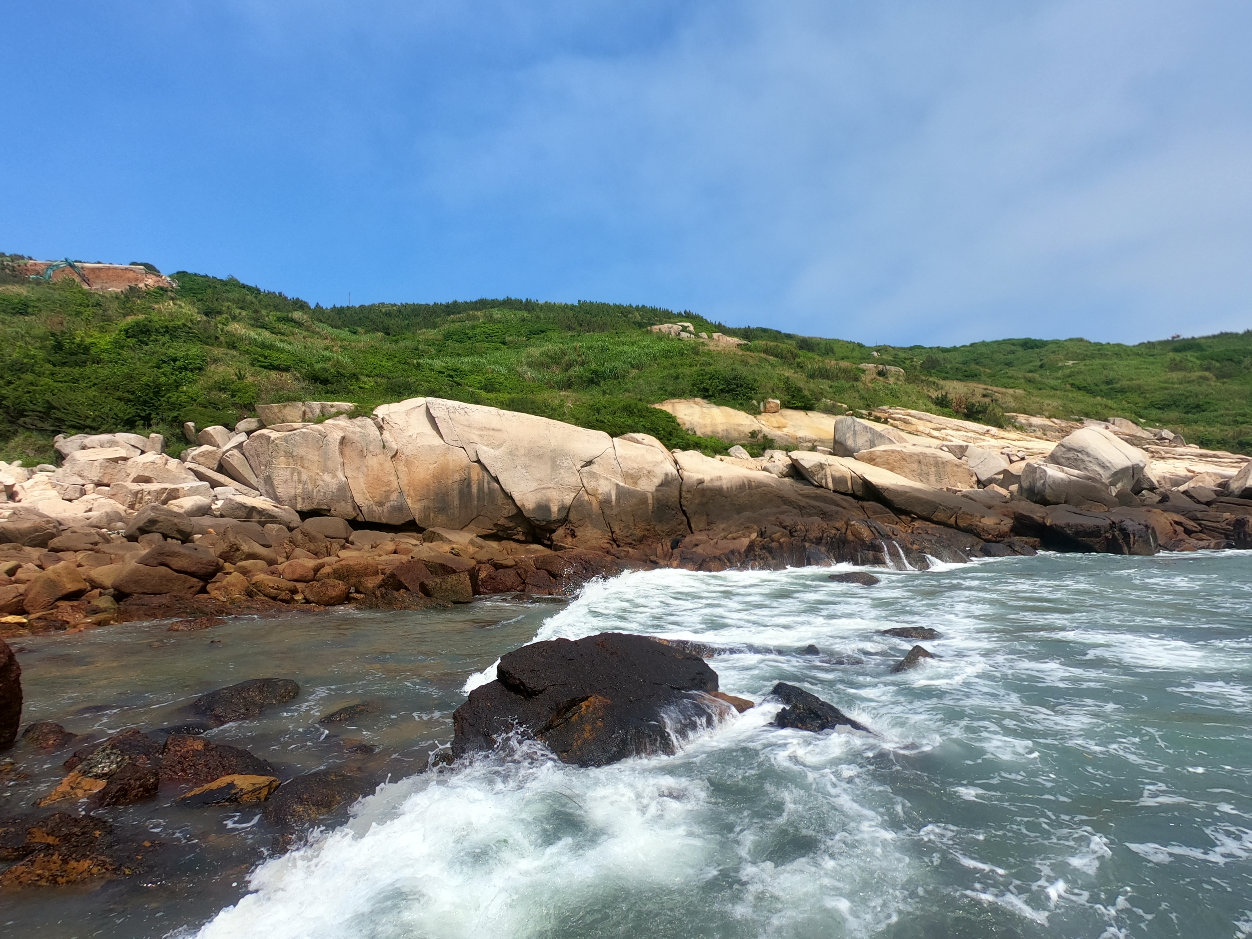 东极岛，这座远离城市喧嚣的小众海岛，因韩寒的《后会无期》大火
