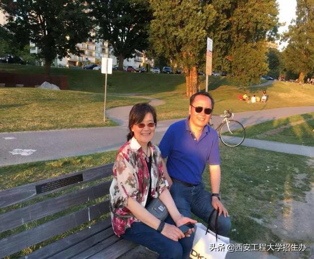 为了陪伴孩子放弃铁饭碗下海经商,一对夫妻一起上大学