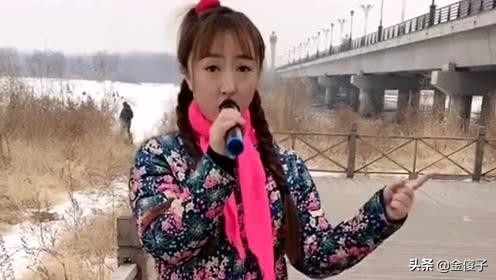 啥味的歌都会唱,男人们都亲热地称她小百灵刘妮子