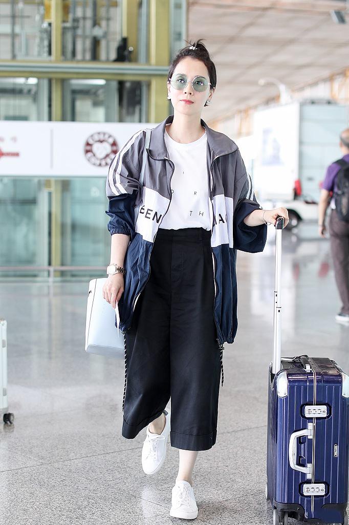 海清扎小辫露额,海清知性优雅展现女神气场