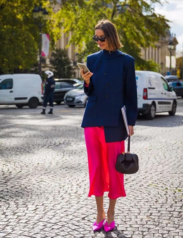 穿腻了黑白穿搭,穿腻了黑白灰