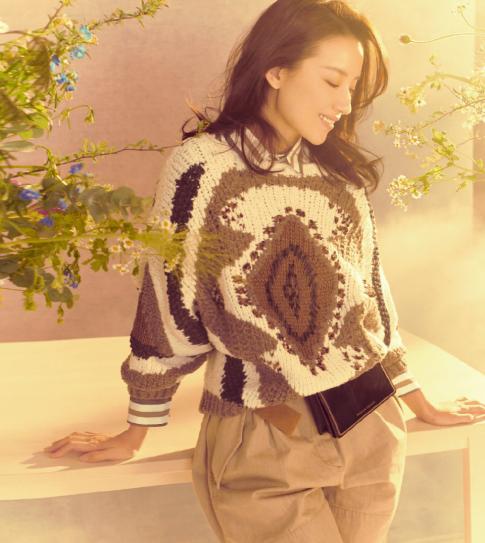 董洁皮毛一体外套,董洁蓝色光滑亮丽的外套