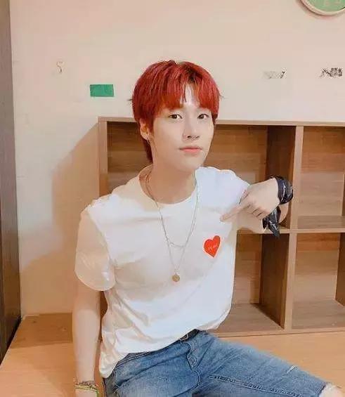 深夜遭醉酒大叔跟踪!男爱豆直播打电话保护女粉丝,网友:太暖!