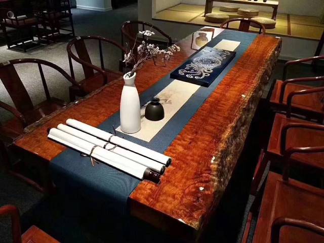 暗访广东天价大板生产基地,原料全是称斤拉木头,富豪还排队来买