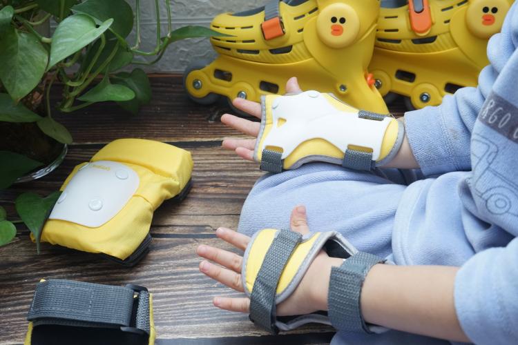 柒小佰轮滑鞋儿童6-12岁,轮滑就该这么玩