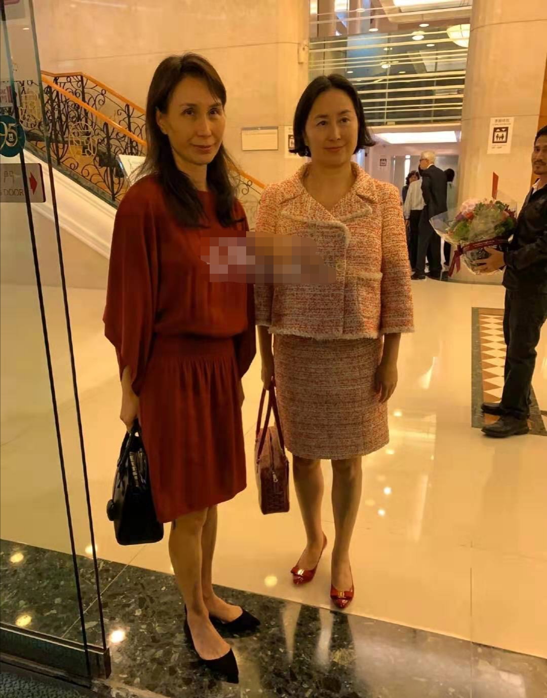 众子女为赌王庆生，57岁何超琼打扮低调却最出挑，风头盖过四太