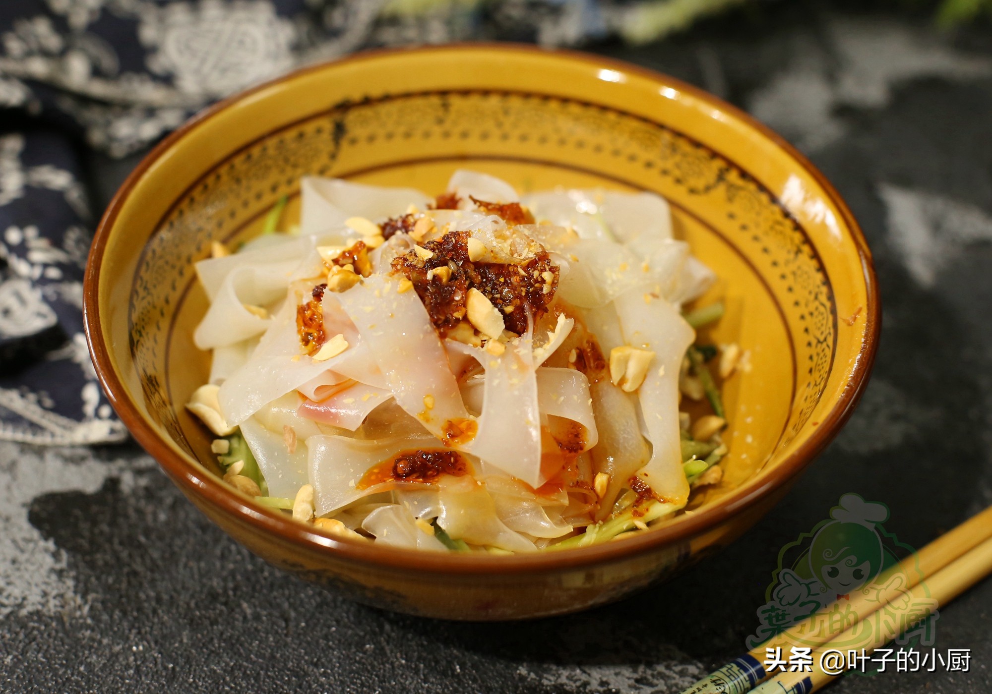 正宗凉皮做法超详细教程,正宗凉皮的做法与配方全过程