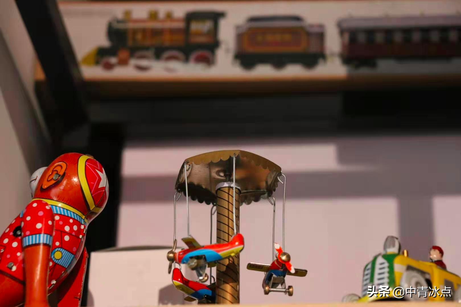 爷爷奶奶的“星巴克”：北京老年玩具店里都在聊什么话题，有独居老人发明卧室自动报警器