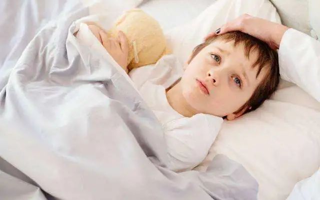 如何预防小孩睡觉踢被子,小孩老是踢被子睡是热吗
