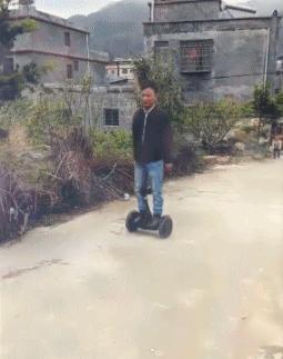 大哥，我心疼我的小车十分钟啊