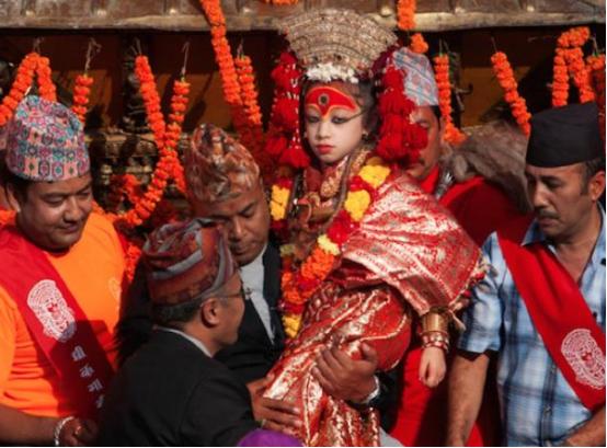 尼泊尔“活女神”双脚不能沾地,初潮就退位,无人敢娶