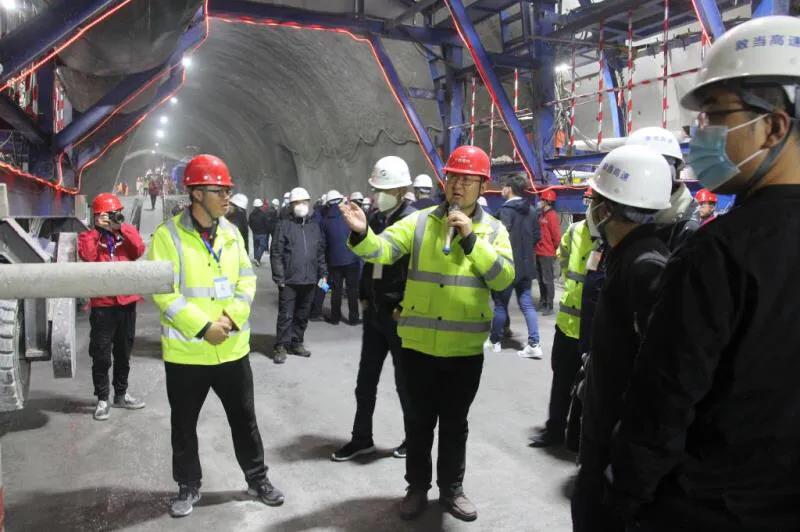 阿尔金山上的“路桥”人